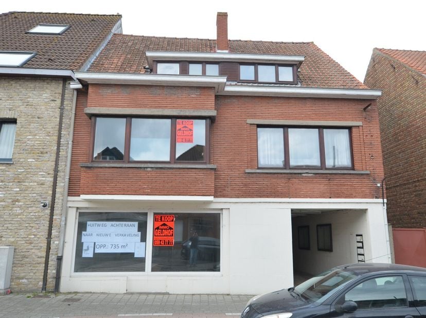 TE RENOVEREN ruim woonhuis met pakhuis/loods en met uitweg achteraan uitgevend op de nieuwe toekomstige verkaveling.<br />
Indeling:<br />
*Gelijkvloe