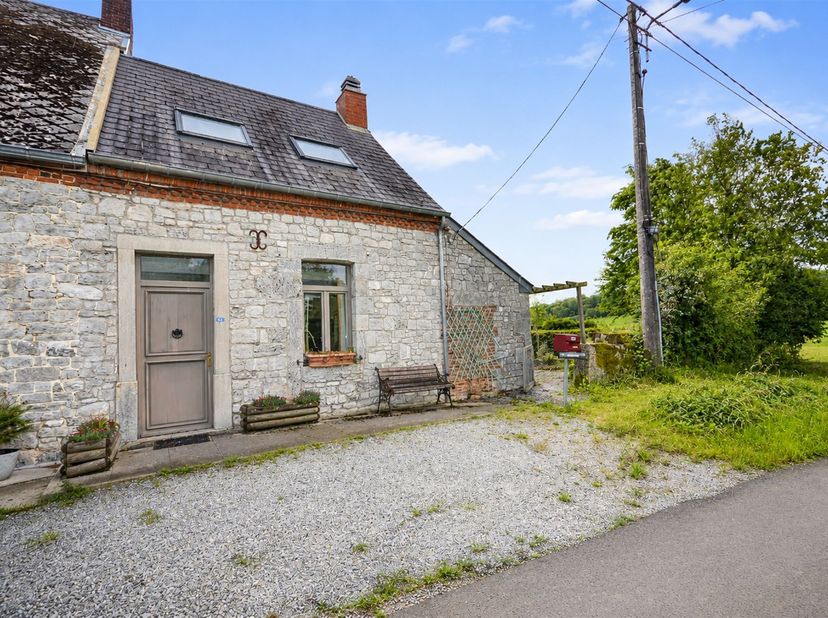 Magnifique maison 3 façades en pierre située dans un cadre champêtre exceptionnel, à proximité des Barrage de l'Eau d'Heure. Cette authentique bâtisse