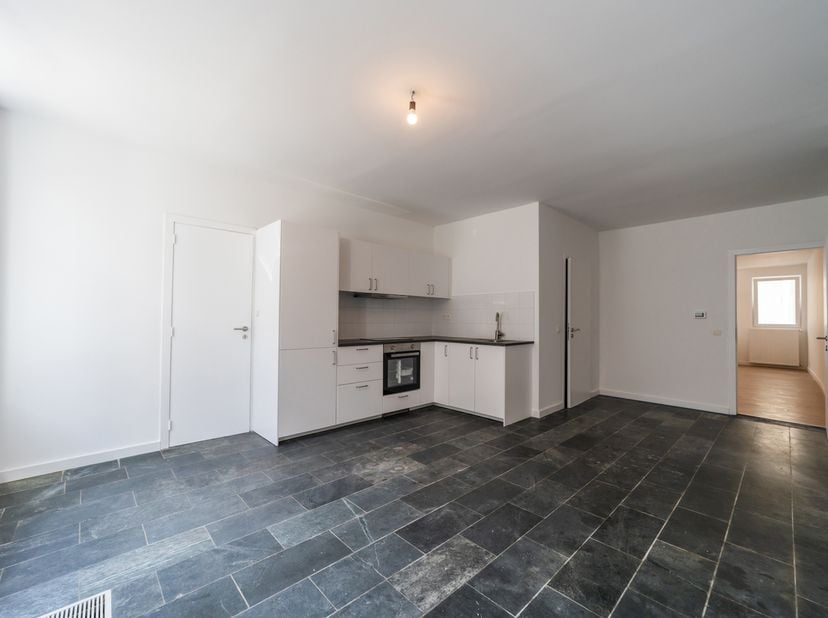 Votre agence Antoine Immo de Stavelot vous propose à la location cet appartement situé au rez-de-chaussée d'un immeuble de rapport, au centre de Stave