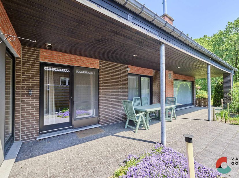 Deze gelijkvloerse gezinswoning is gelegen op een knap perceel van 9,09 are in een bosrijke omgeving. De woning beschikt over 3 slaapkamers. Ruimtes a