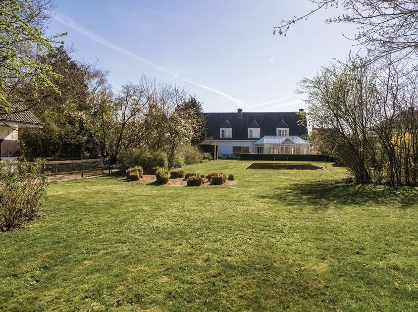 Exclusieve villa met paardenfaciliteiten <br />
Ontdek deze uitzonderlijke villa, gelegen op een prachtig perceel van 1.790 m² met maar liefst 10.000