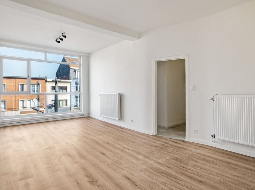 Appartement rénové de 2 chambres à coucher au cœur de Merksem !<br />
<br />
Situation : Cet appartement récemment rénové est situé de manière très