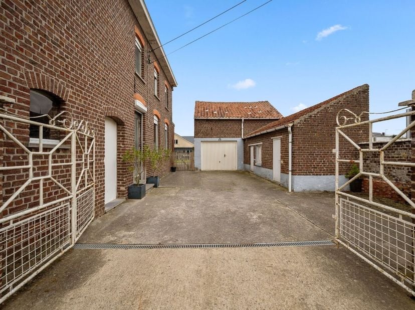 Deze droomwoning is ruimte en comfort. De woning is instapklaar en beschikt over 3 slaapkamers, wat ideaal is voor een gezin. Daarnaast is er een ruim