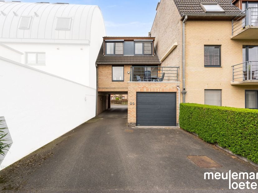 Deze ruime en lichtrijke bel-étagewoning is rustig gelegen en toch centraal in het hart van Oostkamp nabij verschillende winkels, diensten, scholen en