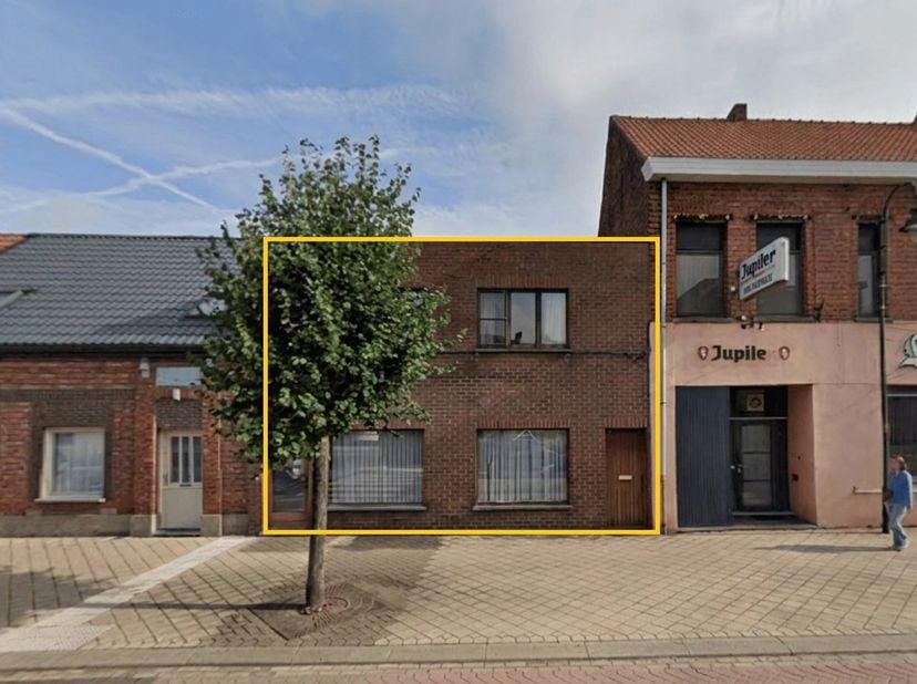 Deze ruime woning is gelegen in het centrum van Balen en combineert een praktische indeling met verrassend veel binnenruimte. Dankzij de centrale ligg