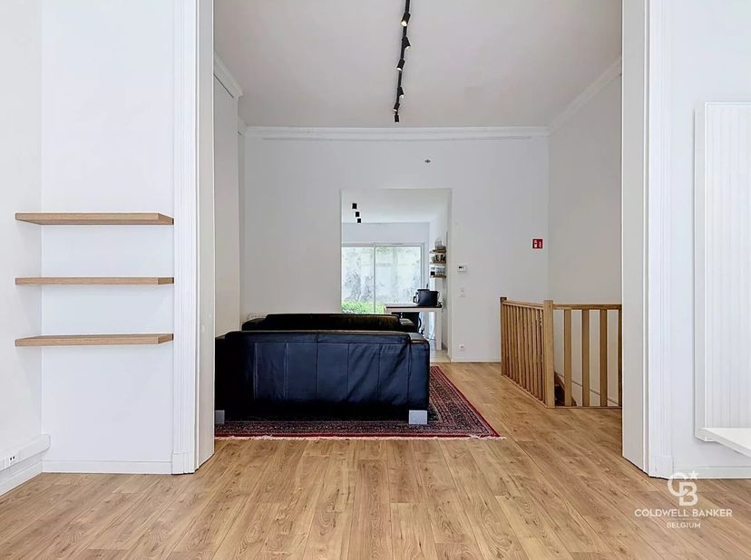 Bureau semi meublé situé au rez-de-chaussée dans une maison de style Bruxellois. La surface totale est de 130m² et et est composée comme suit:<br />
A