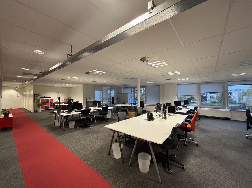 Ces bureaux à louer sont situés dans un bâtiment d'usine de caractère idéalement situé à Gentbrugge. Le bâtiment bénéficie de sa proximité avec le cen