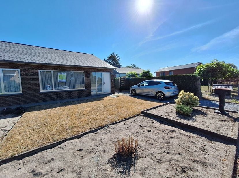 Deze half open bebouwing te Hechtel bestaat uit een inkomhal, living, keuken, toilet, badkamer, 2 slaapkamers en een tuin met terras.<br />
<br />
Er