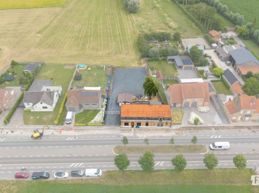 Op een toplocatie aan de rand van het stadscentrum van Diksmuide stellen wij u graag Café De Keizershoek voor. Deze goed draaiende, authentieke bruine