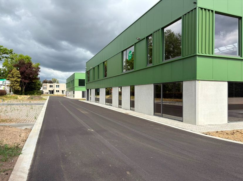 Multifunctionele nieuwe bedrijfshal met parkeergelegenheid en een zeer goede ligging in Kortessem, Hasselt.Voor meer info ga naar https://www.era.be/n