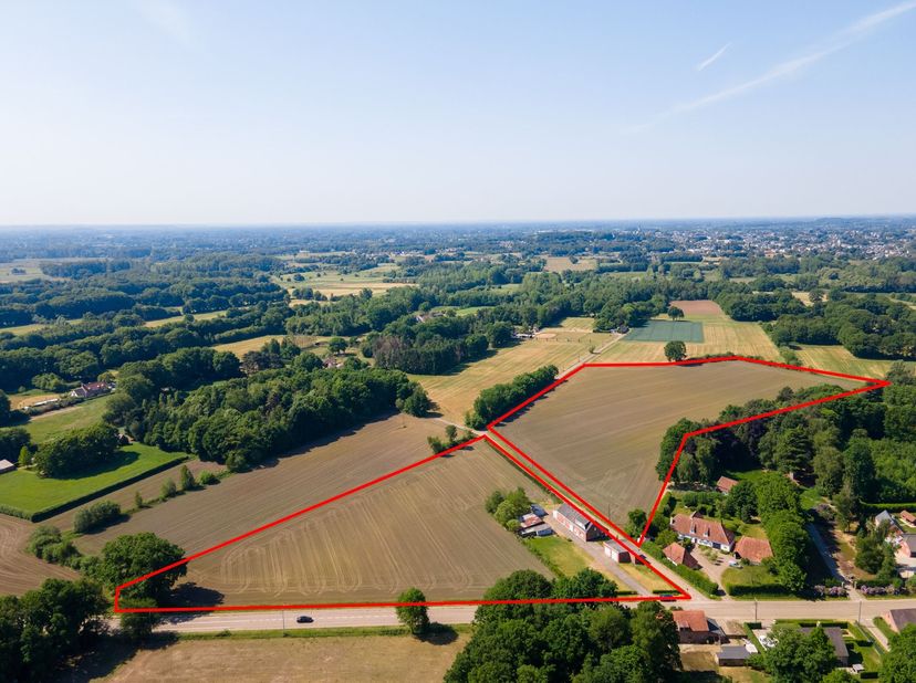 Renovatieproject met veel potentieel op 62.528m²! <br />
<br />
Bent u op zoek naar een project met eindeloze mogelijkheden in een landelijke doch c