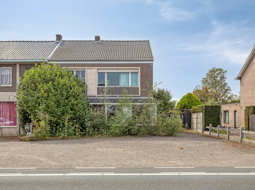 Deze woonst is terug te vinden in de straat Rijn in Geel. Alle faciliteiten zoals scholen, winkels, horeca en openbaar vervoer zijn op een boogscheut