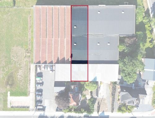                                         Bedrijfsgebouw te huur in Meulebeke, € 1.300
