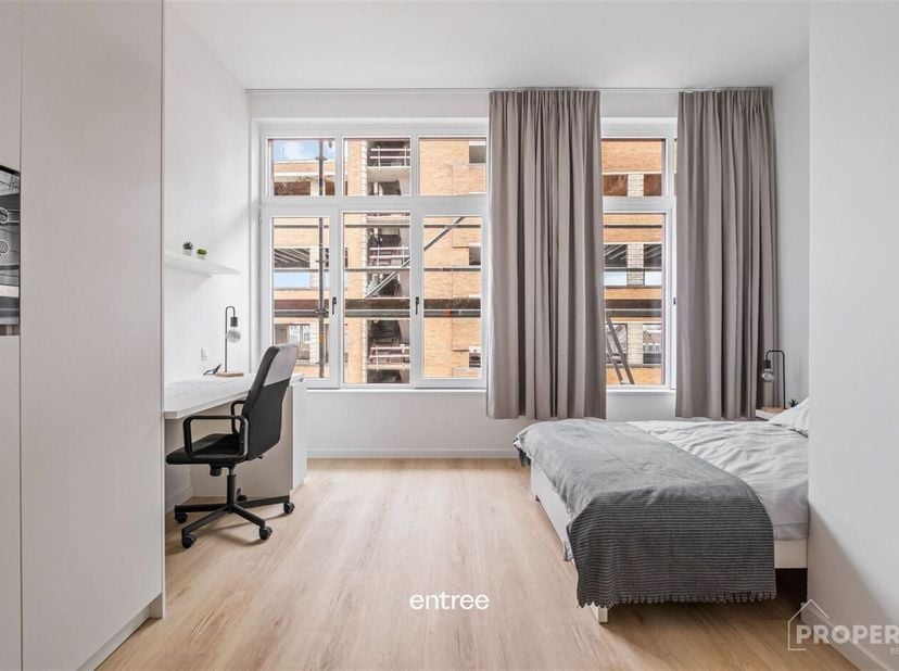 In het levendige hart van Kortrijk, waar alles binnen handbereik is, vindt u deze studentenkamers die met de grootste zorg afgewerkt zijn en een uniek
