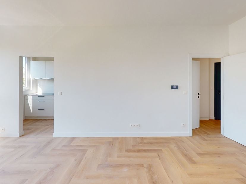 Met zicht op het Zuidpark bevindt dit top gerenoveerde instapklaar appartement zich. Bereikbaar met de lift, leefruimte met mooie breedte en uitzicht,