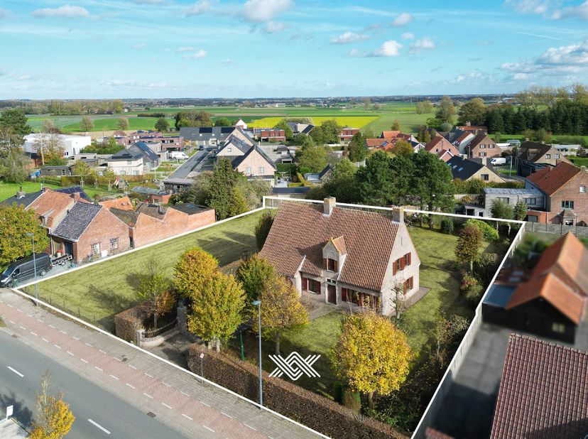 In het hart van Zwevezele, op een perceel van maar liefst 2.548 m², bevindt zich deze charmante villa met een bewoonbare oppervlakte van circa 250 m².