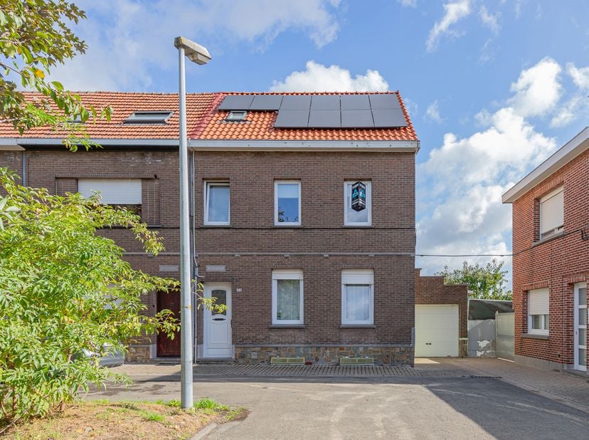 Deze recent gerenoveerde lichtrijke woning biedt u al het comfort dat u zoekt! Op het gelijkvloers bevindt er zich een inkomhal, kelder, ruim salon me