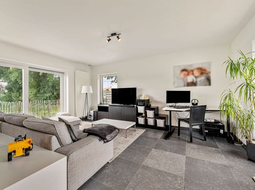 Topwoning met 3 slaapkamers te huur in Poperinge!<br />
De woning bevindt zich in een doodlopende straat. We komen binnen via de ruime inkomhal met to