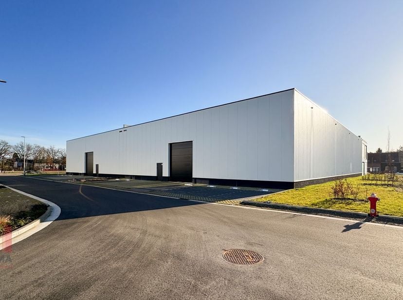 Opslag-/atelierruimte met een totale oppervlakte van 1.000 m²&amp;nbsp;met&amp;nbsp;mezzanine van 200 m² en 240&amp;nbsp;m² kantoorruimte.<br />
Uitstekend gelege