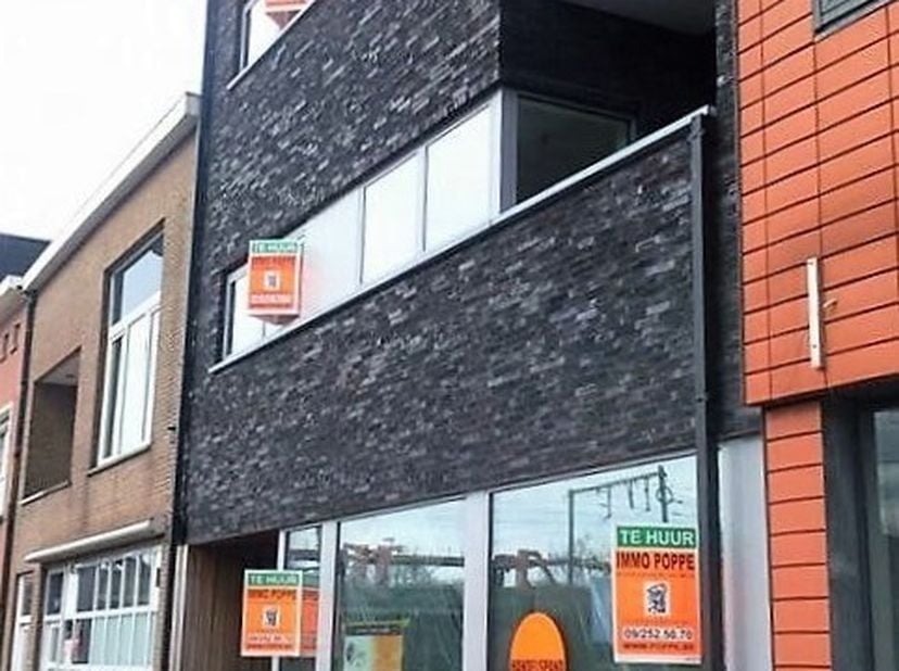 Ruim nieuwbouwappartement gelegen op het eerste verdiep van een nieuwbouwproject. <br />
Het bevat 2 slaapkamers, ruime woonkamer, keuken, zonneterras