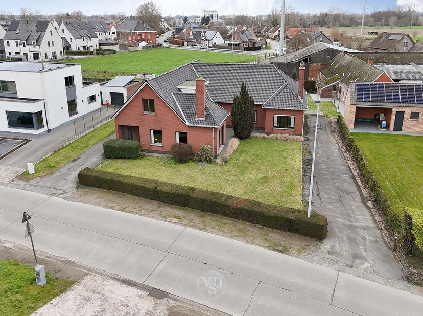 Deze voormalige zorgwoning bestaat uit twee zelfstandige entiteiten. <br />
De eerste entiteit beschikt over een aparte inkomhal, een ruime leefruimte