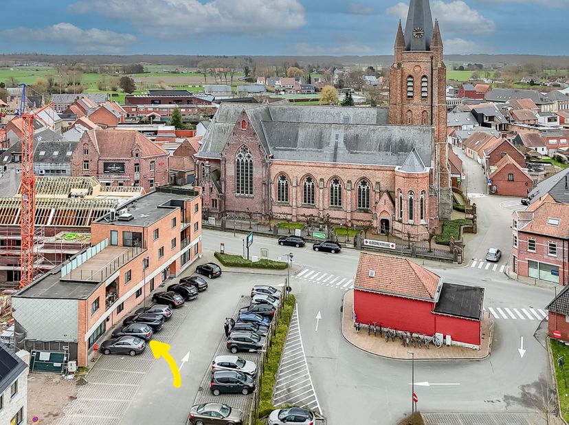Gelegen op een absolute topligging, pal op het marktplein van Ruddervoorde, vindt u dit recent gebouwd en instapklaar bureau dat uitstraling, comfort