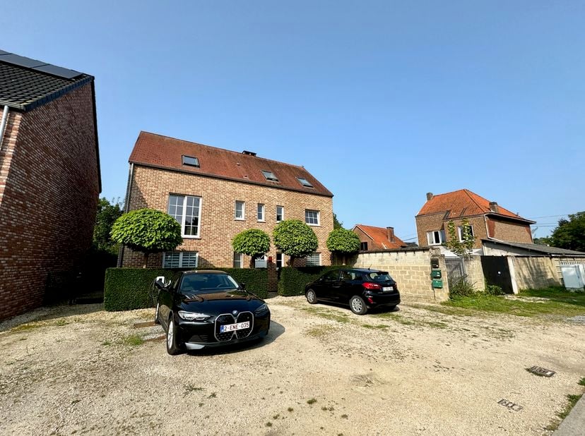 Ideaal gelegen in de gegeerde wijk Campinaires te Grez-Doiceau, verleidt dit appartement door zijn zeldzame evenwicht : de absolute rust van een resid