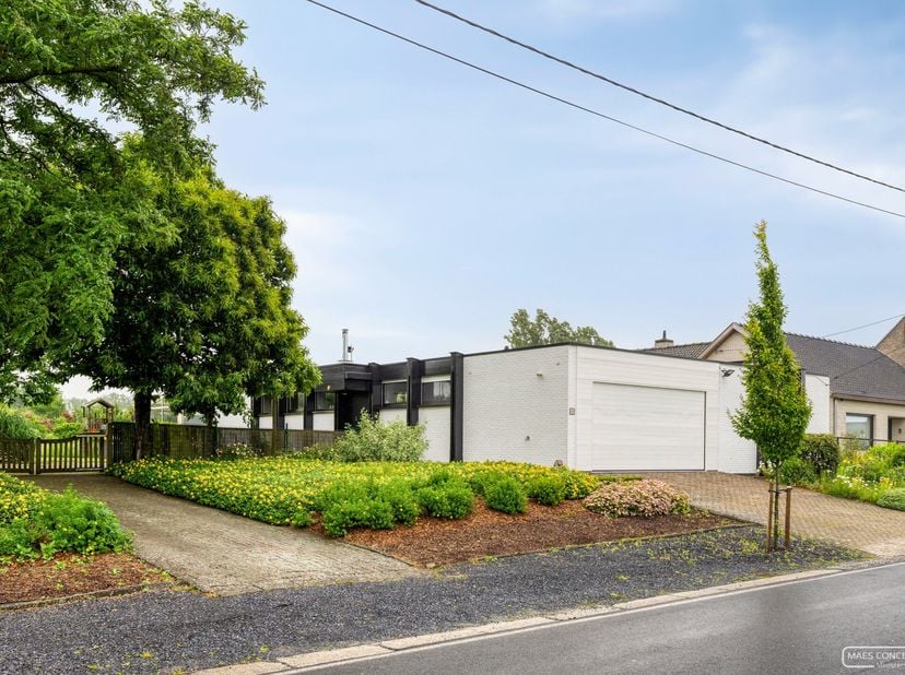 Ontdek deze goed gelegen bungalow op een perceel van 900 m² in een rustige en groene omgeving en toch op 5 minuten van het op- en afrittencomplex E17