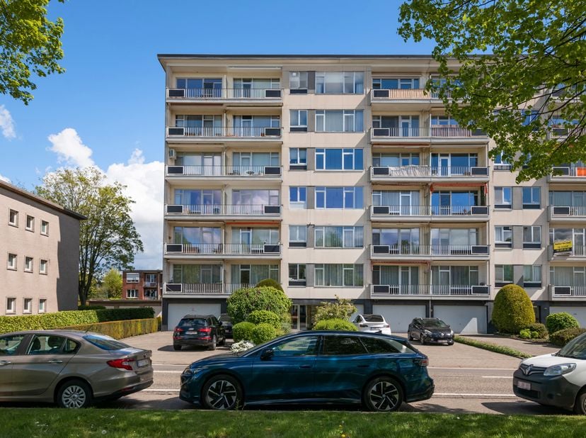 Op de eerste verdieping van een goed onderhouden gebouw vinden we dit mooi, ruim en licht appartement. Het appartement is gelegen op de Prins Boudewij