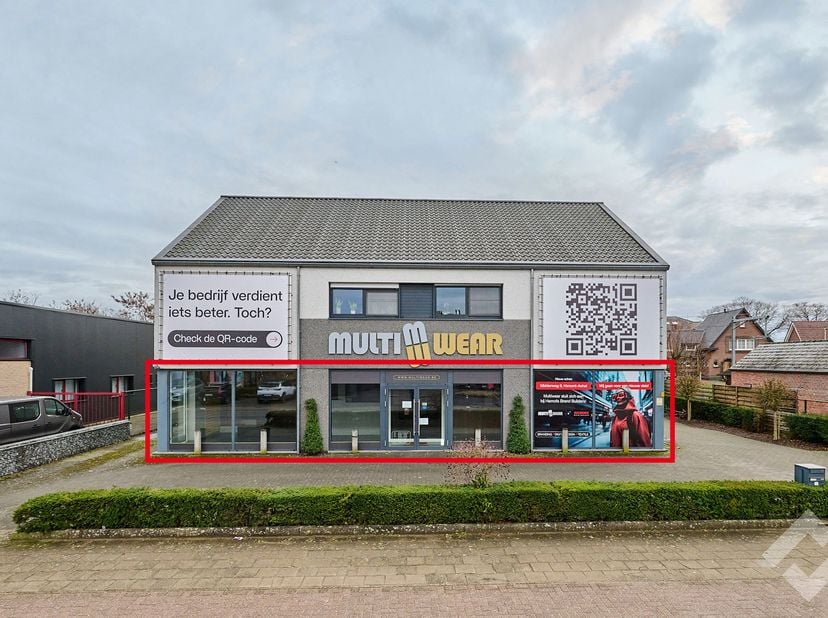 Veelzijdig handelsgelijkvloers te koop in Pelt nabij de commerciële site De koel wat zorgt voor veel passage én met voldoende parkeergelegenheid voor