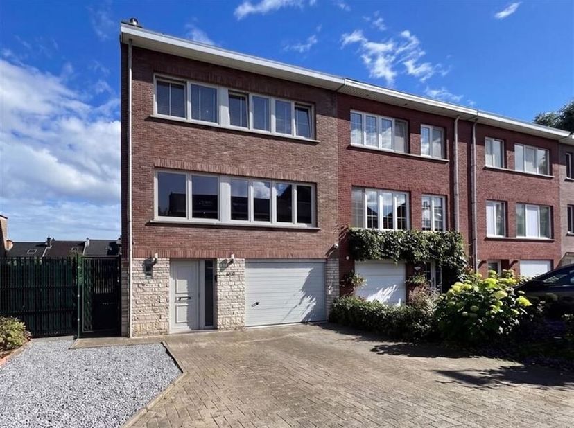 QUARTIER TRÈS RECHERCHÉ ! IDÉAL POUR LES FAMILLES ! ENTIÈREMENT RÉNOVÉE !<br />
Maison 3 façades rénovée (224 m²), située dans un quartier résidentiel