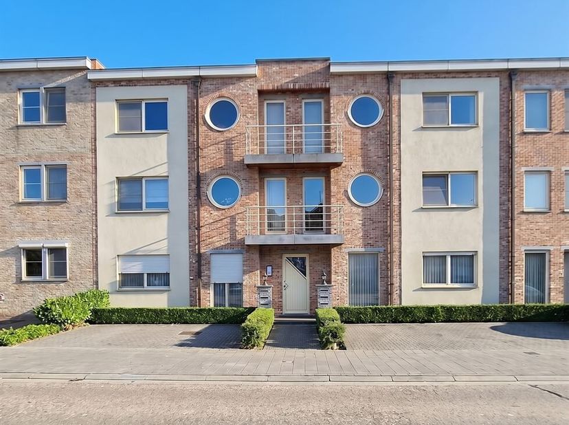 Instapklaar en goed gelegen appartement in het centrum van Heist-op-den-Berg, op wandelafstand van de Bergstraat, winkels, horeca en scholen.<br />
He