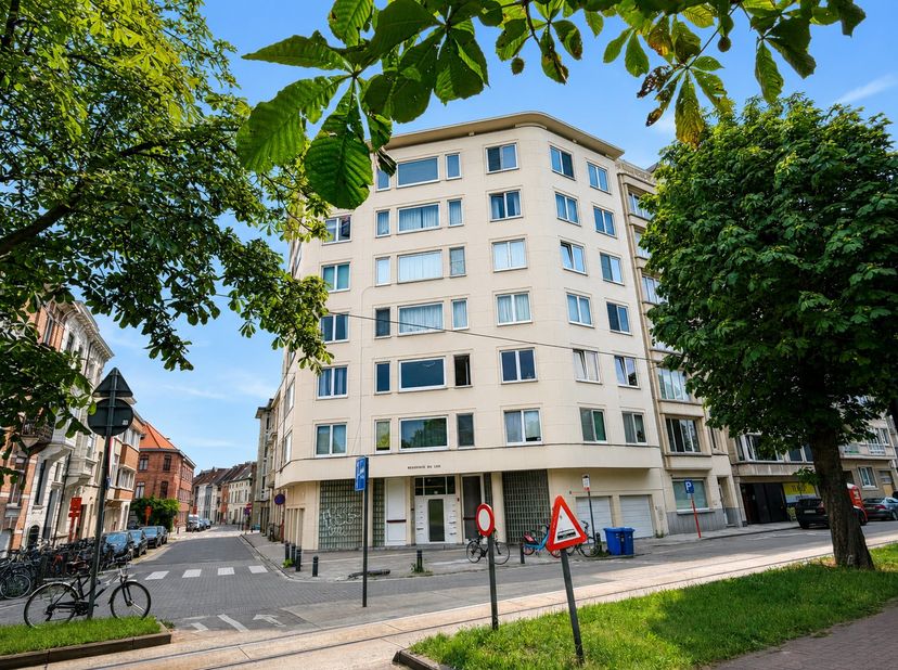 Gelegen aan de Hubert Frère-Orbanlaan in het prachtige Gent, combineert dit verzorgde appartement comfort, licht en een uitstekende ligging.<br />
<br