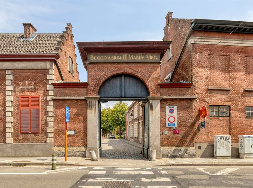 Ruim lichtrijk appartement  met terras Centrum Gent. <br />
Het Begijnhof Onze-Lieve-Vrouw ter Hoye ( "klein Begijnhof") is  gelegen in het historisc