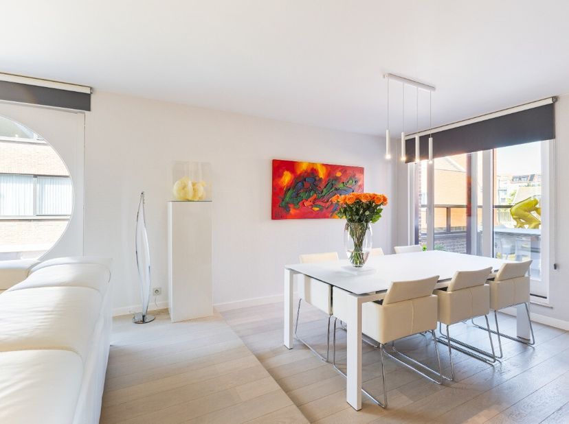 Knokke: Instapklare woning met 4 slaapkamers, dubbele garage en zonneterras nabij de Lippenslaan.Deze lichtrijke woning combineert een verrassend ruim