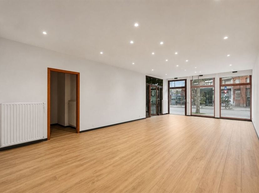 Het polyvalente gelijkvloers van dit breed handelshuis in het hart van Rijmenam, staat klaar voor een nieuwe eigenaar. De centrale livingruimte is voo