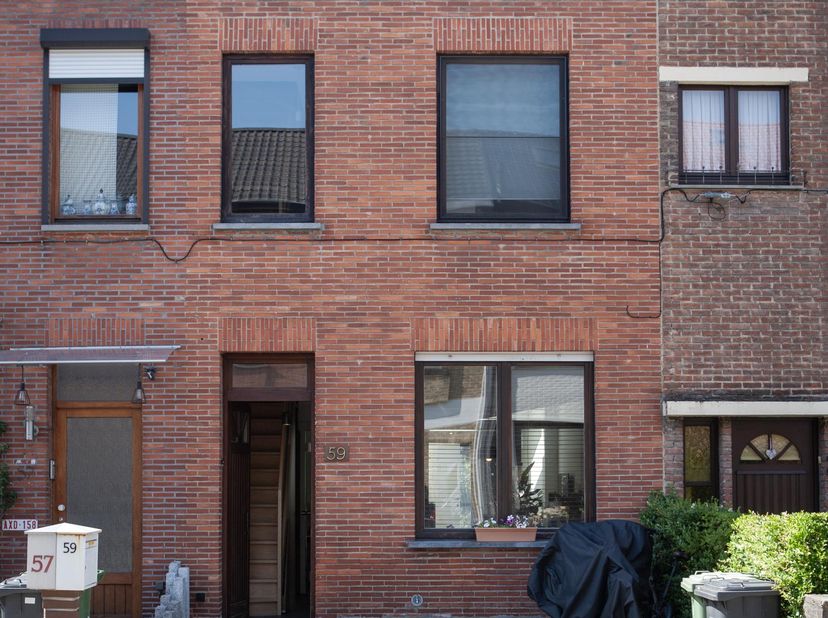 Deze charmante en instapklare woning combineert een uitstekende bereikbaarheid met een rustige en groene omgeving. De nabijheid van de Gentbrugse Meer