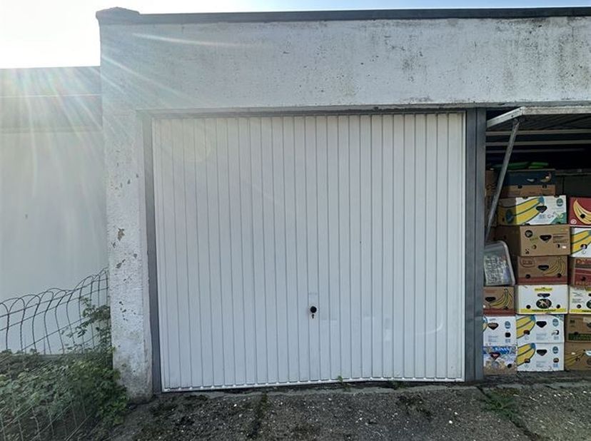 Garage box à louer à Berchem !<br />
Ce box garage est situé dans la rue Frans Birontlaan à Brechem. Il s'agit d'une rue secondaire de la Grotesteenwe