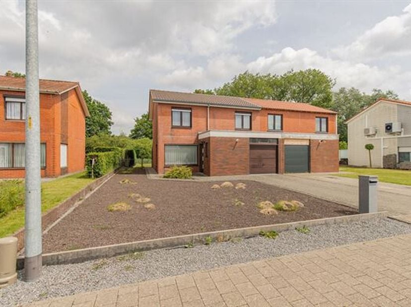 AANGENAME, PRIMA ONDERHOUDEN GEZINSWONING MET 3 SLAAPKAMERS, LEUKE TUIN EN GARAGE OP 4A 68CA.<br />
 De halfopen bebouwing is gelegen in een rustige e