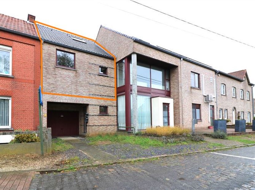 Duplex-appartement gelegen op een boogscheut van centrum Diest én de oprit van de E314. Op de eerste verdieping bevindt zich een leefruimte met nieuwe