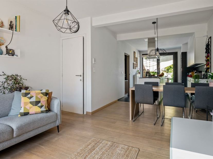 Op zoek naar een energiezuinige, instapklare woning op een centrale ligging in Sint-Niklaas? Deze volledig gerenoveerde woning combineert hedendaags w
