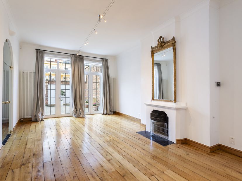 Dit uitzonderlijk riant duplex-appartement bevindt zich op de eerste en tweede verdieping van een statige herenwoning in het hartje van Antwerpen en b