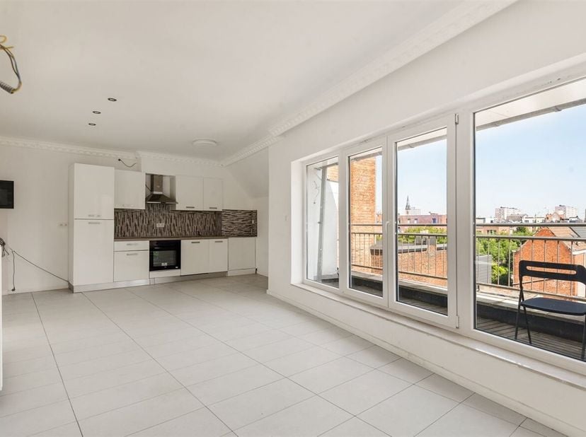 Lichtrijk appartement (75 m²) op de derde verdieping met terras<br />
Ligging: Deze woning is centraal gelegen in Antwerpen, nabij het Centraal-Statio