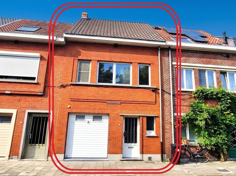 INSTAPKLARE RIJWONING MET RUIME TUIN AAN DE STADSRAND VAN GENT. Deze gerenoveerde woning wacht op u , en uw toekomstige  dromen... <br />
Werd in 201