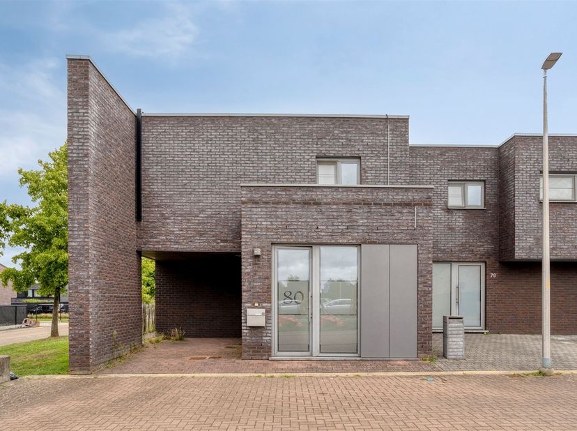 TE KOOP: Instapklare recente woning met 3 slaapkamers te Meldert!<br />
Deze recente en instapklare woning combineert modern wooncomfort met een prak