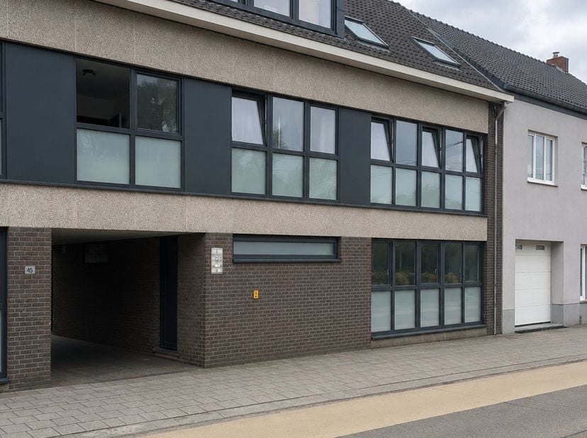 Op zoek naar een appartement waar je meteen kan intrekken? Dan is dit verzorgde appartement zeker een bezoek waard. Dankzij de centrale ligging woon j