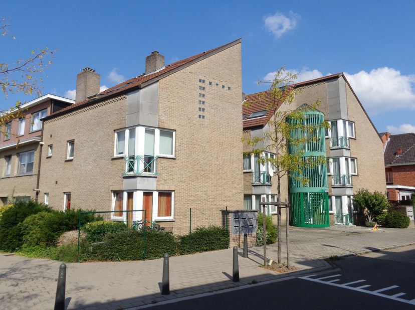 Ontdek dit verzorgd en praktisch ingedeeld duplexappartement, gelegen op de tweede verdieping van een kleinschalige residentie in Runkst. Dankzij de s