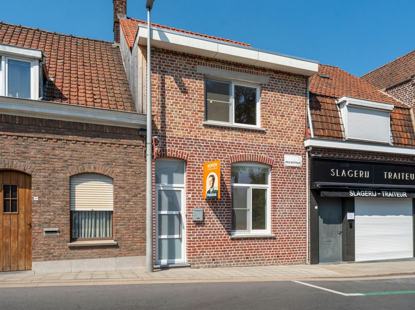 Volledig gerenoveerde woning te koop in Bissegem<br />
Je betreedt de woning via de inkomhal.  Vooraan de woning bevindt zich een polyvalente ruimte d