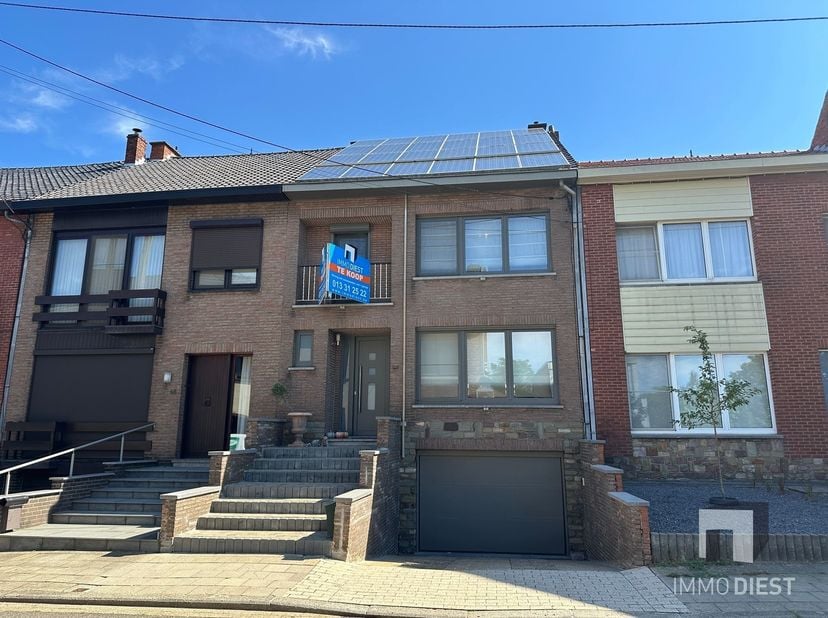 Op een kleine wandeling van het centrum van Diest bevindt zich deze verzorgde woning met zonnige tuin.<br />
De woning heeft 3 slaapkamers en een ext