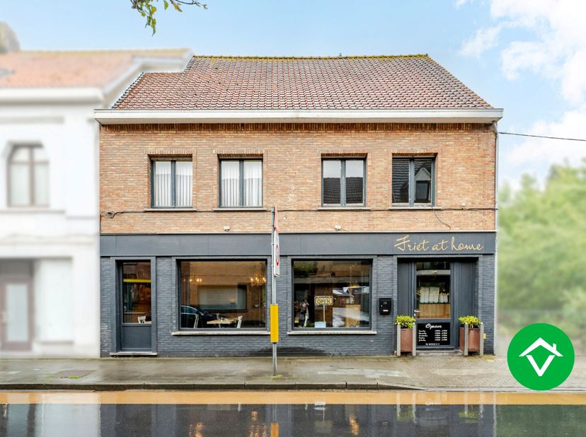 Centraal gelegen in het hart van Eernegem bevindt zich deze commerciële handelswoning met woonst, momenteel uitgebaat als een succesvolle en goed geke